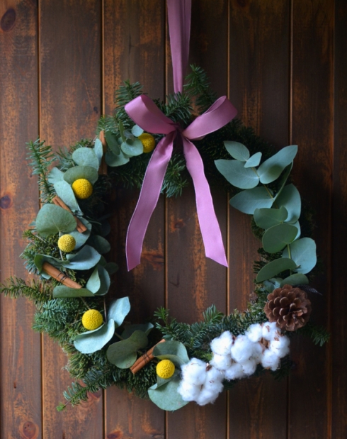 Homemade Christmas wreath with eucalyptus DIY